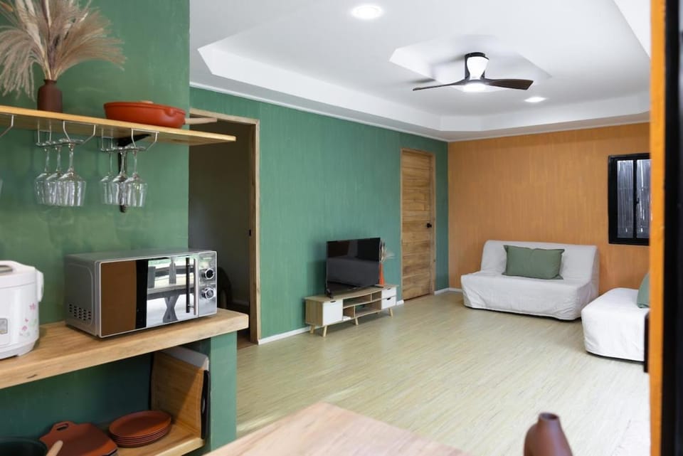 TV and multimedia, Kitchen or kitchenette, Living room, microwave, kitchen