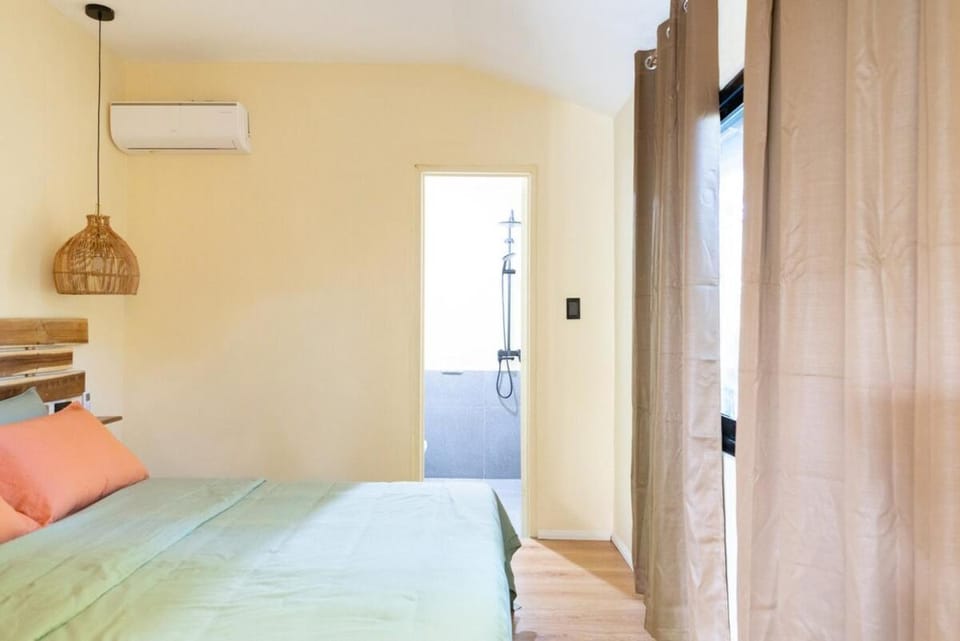 Shower, Bed, Bedroom, air conditioner