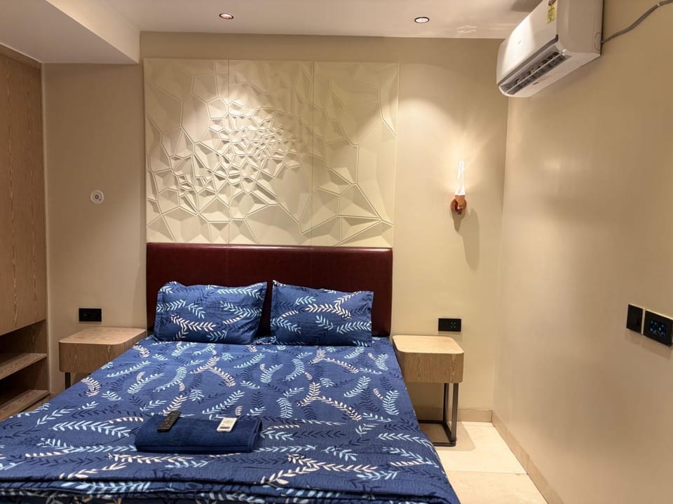 Photo of the whole room, Bedroom