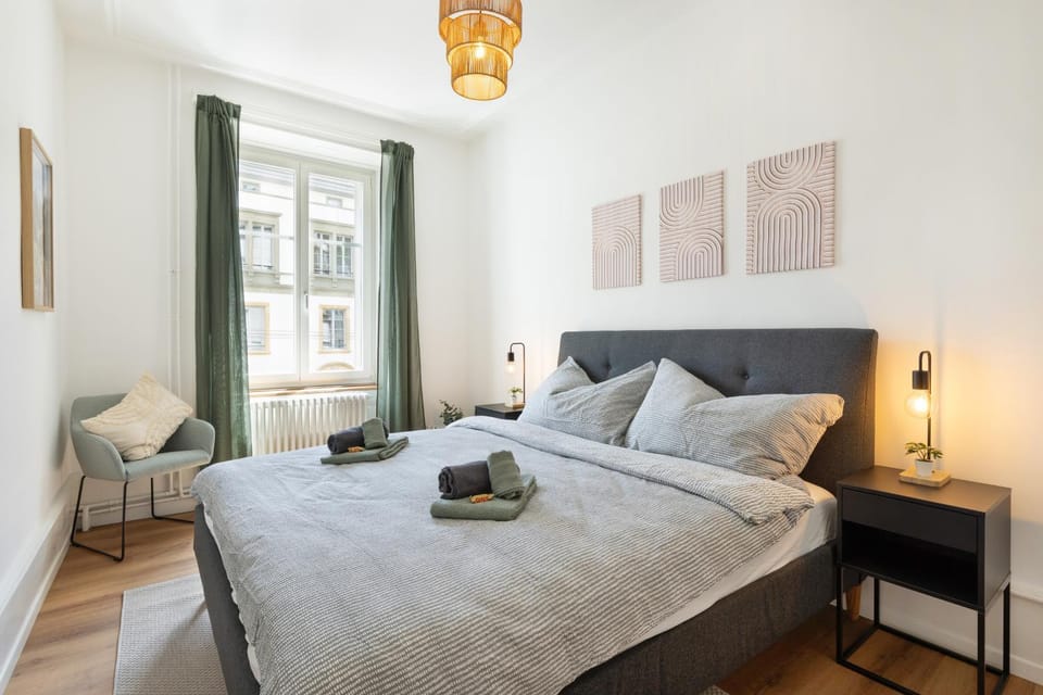 Bed, Bedroom, towels