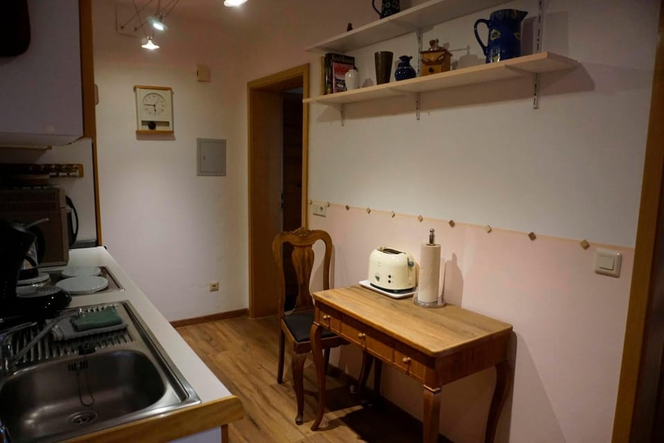 Kitchen or kitchenette, Seating area