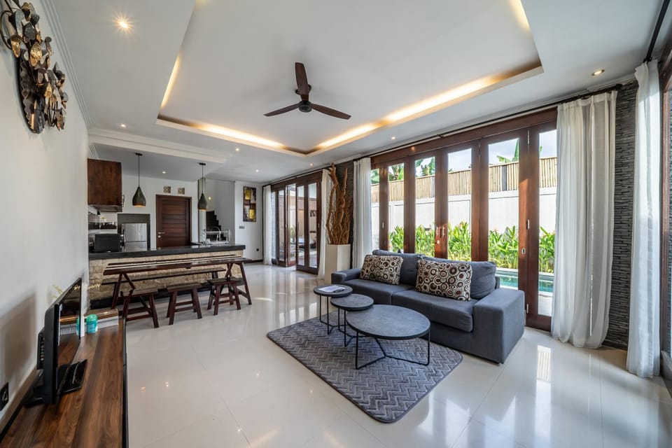 Tropical Oasis Near Canggu 3BR Villa Uma Tropis Villa in North Kuta