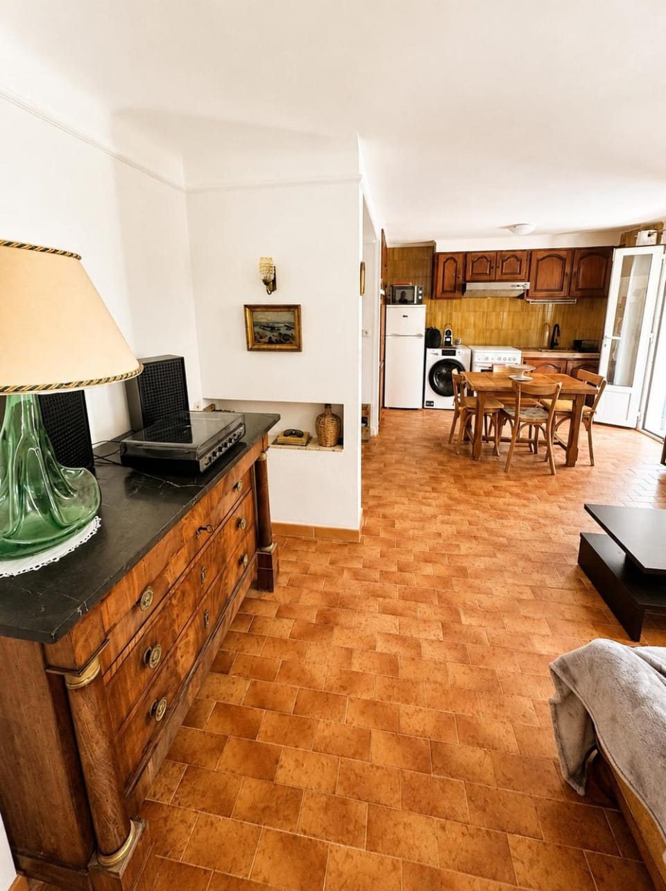 Kitchen or kitchenette, Living room, Seating area