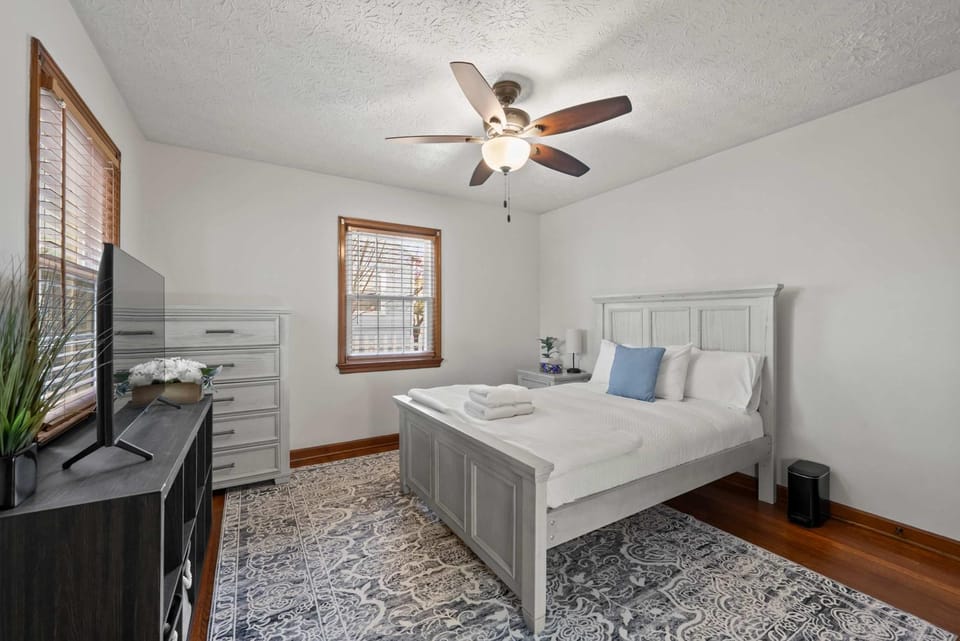 Getaway Glen Walkable House in Clintonville