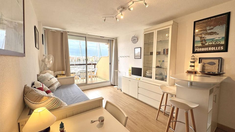 Appartement avec vue bateaux - piscine et tennis GN050-692 Apartment in Gruissan