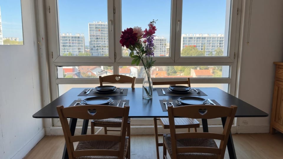 Chambre privée avec lit king-size dans un appartement partagé à 5 min du métro 7 à Paris Orly Vacation rental in Île-de-France