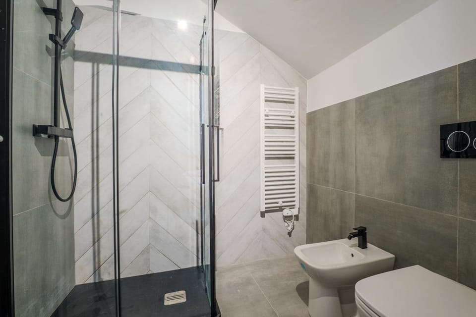 Shower, Toilet, Bathroom, bidet, towels