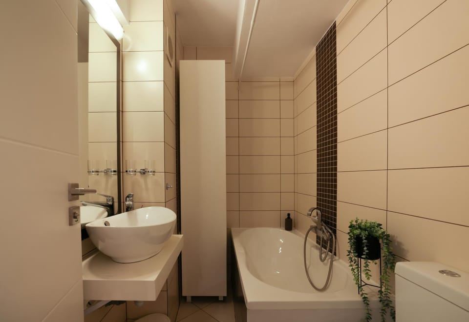 Shower, Toilet, Bathroom, Bath