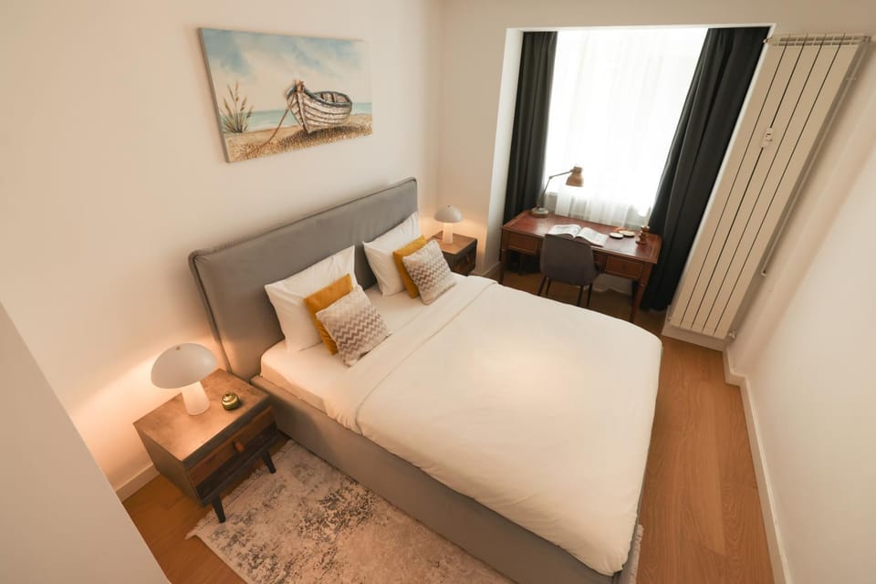 Bed, Photo of the whole room, Seating area, Bedroom