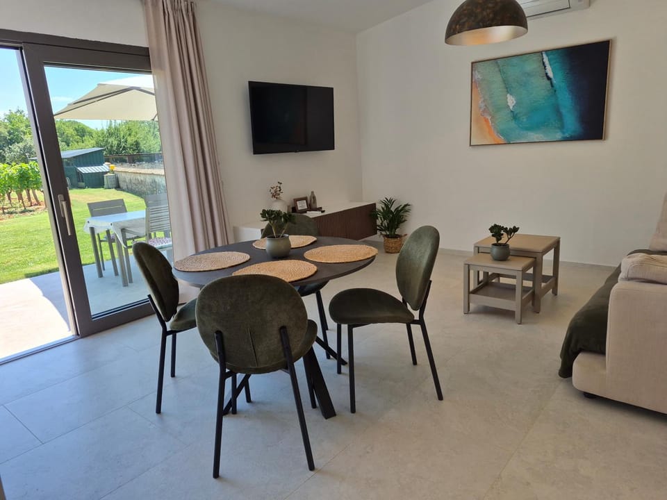 TV and multimedia, Living room, Seating area, Dining area