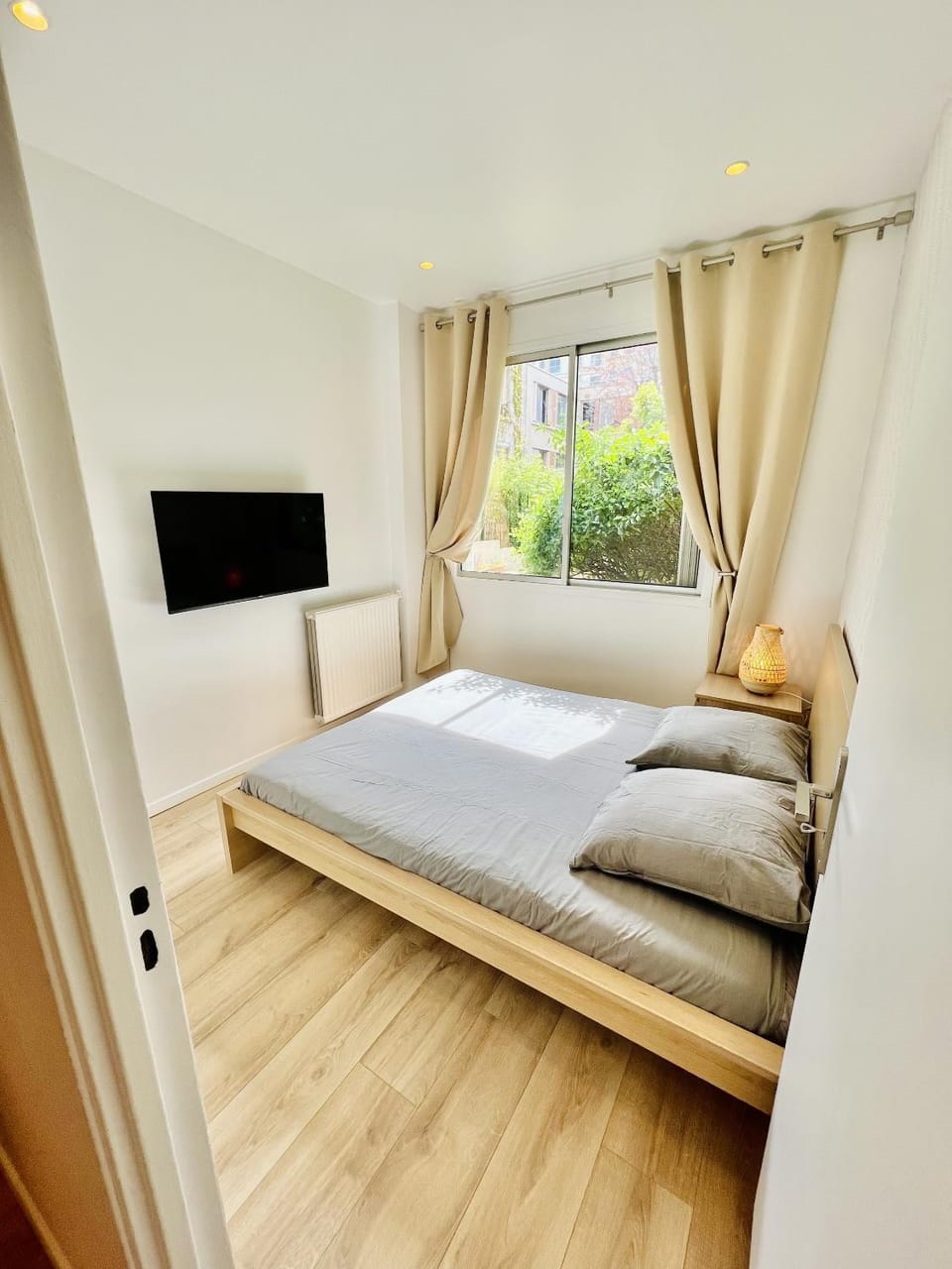 Bed, TV and multimedia, Photo of the whole room, Bedroom