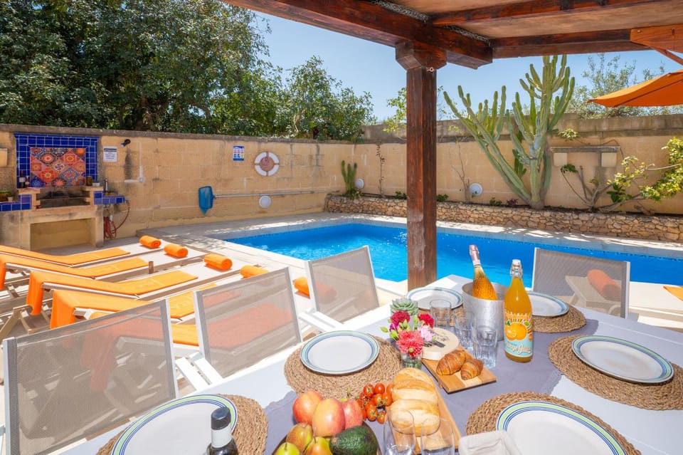 Dining area, Pool view, Swimming pool, sunbed