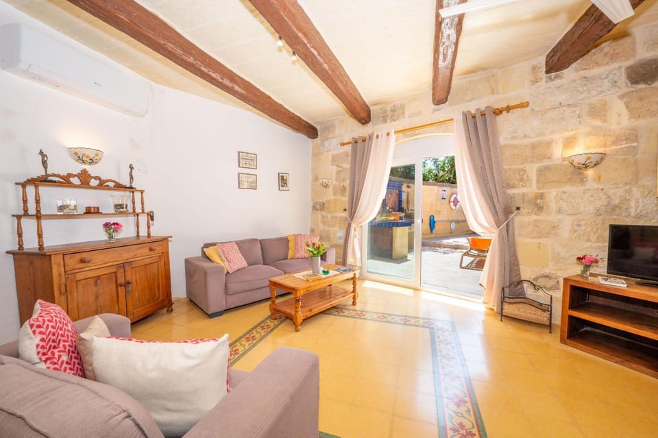 TV and multimedia, Living room, Seating area, Evening entertainment