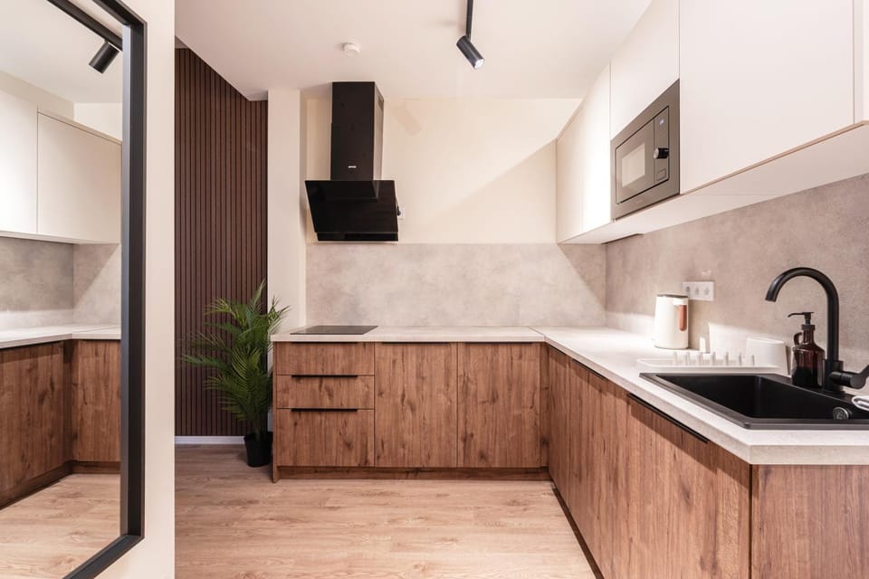 Kitchen or kitchenette, microwave, stove