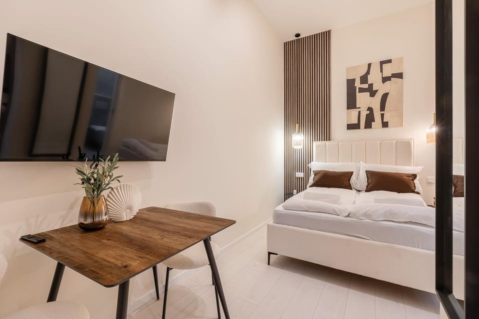 Bed, TV and multimedia, Photo of the whole room, Bedroom