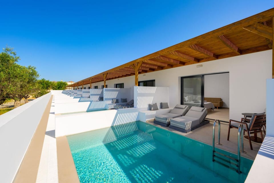 Day, Seating area, Pool view, Swimming pool, sunbed