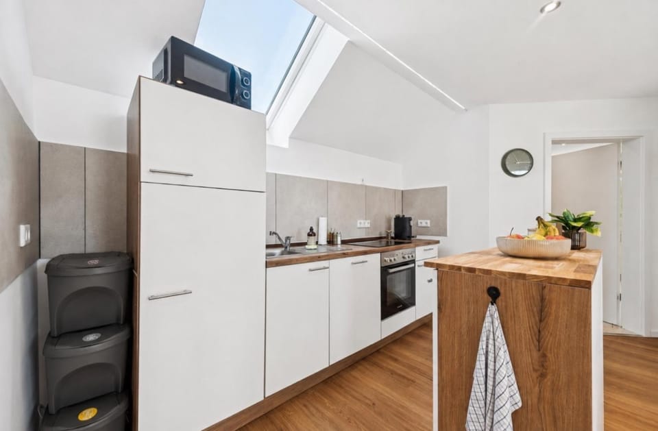 TV and multimedia, Kitchen or kitchenette, Dining area, dishwasher, oven, stove, toaster