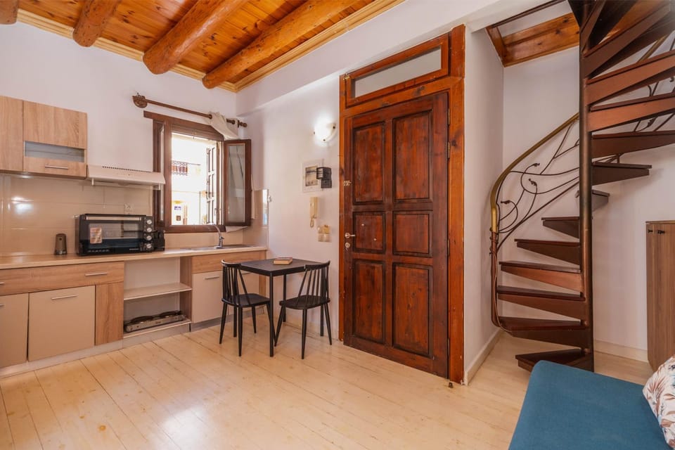 Kitchen or kitchenette, Dining area, stove