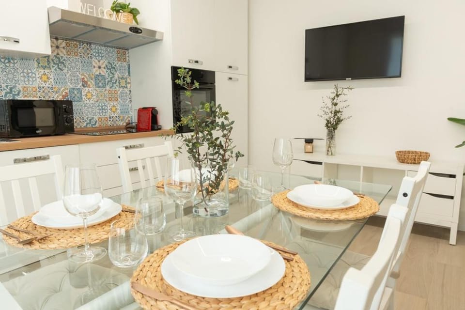 TV and multimedia, Coffee/tea facilities, Kitchen or kitchenette, Living room, Seating area, Dining area, minibar