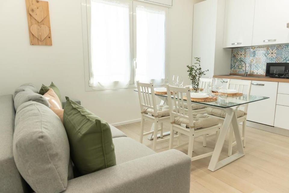 Kitchen or kitchenette, Living room, Food and drinks, Seating area, Dining area, Food, minibar, pet friendly, stove
