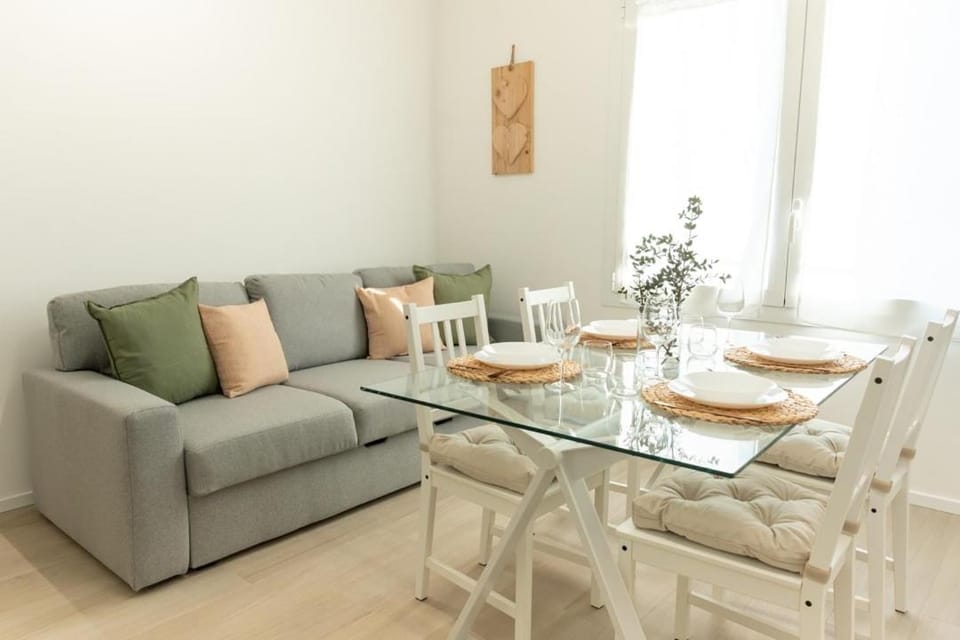 Living room, Food and drinks, Seating area, Dining area, Food