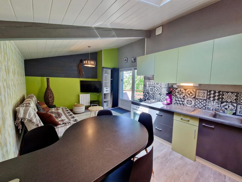 Property building, Kitchen or kitchenette, Living room
