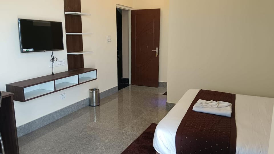 Bed, TV and multimedia, Bedroom