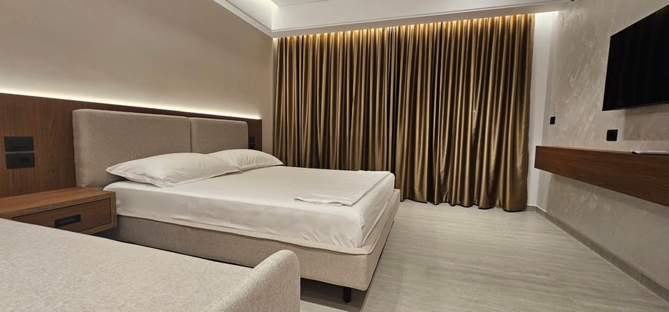 Bed, TV and multimedia, Photo of the whole room, Bedroom
