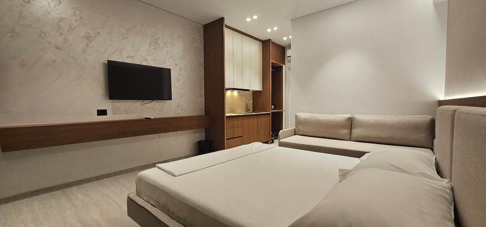 TV and multimedia, Photo of the whole room, Seating area, Bedroom