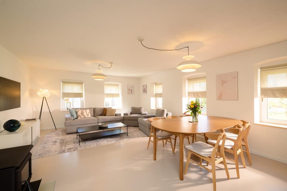 TV and multimedia, Living room, Seating area, Dining area, fireplace