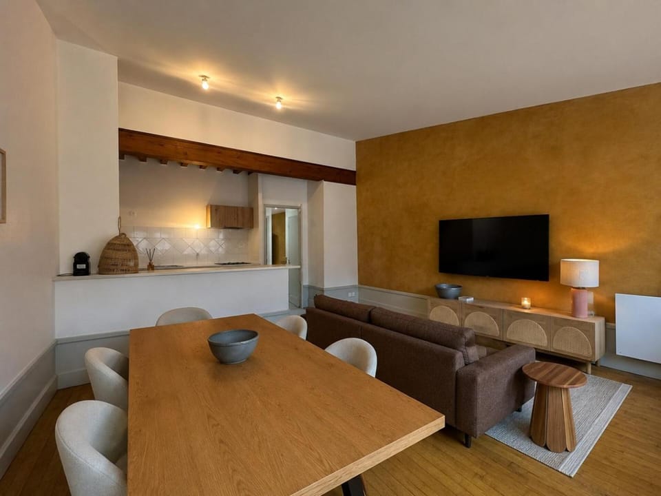 TV and multimedia, Living room, Seating area, Dining area