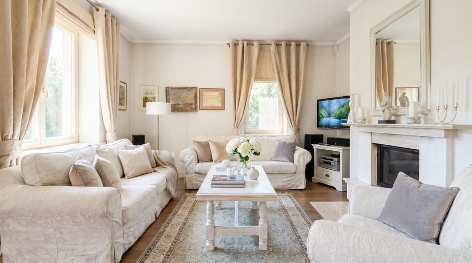 Bed, TV and multimedia, Living room, Photo of the whole room, Seating area, Bedroom