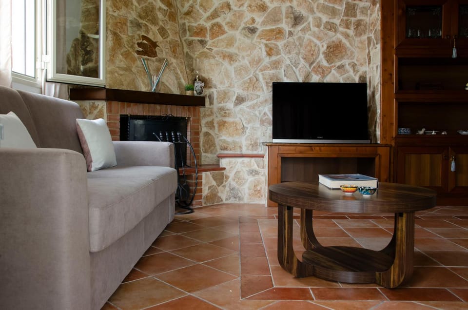 Villa with Private Pool & Garden 10 min walk to the Beach Villa in Santa Maria del Focallo