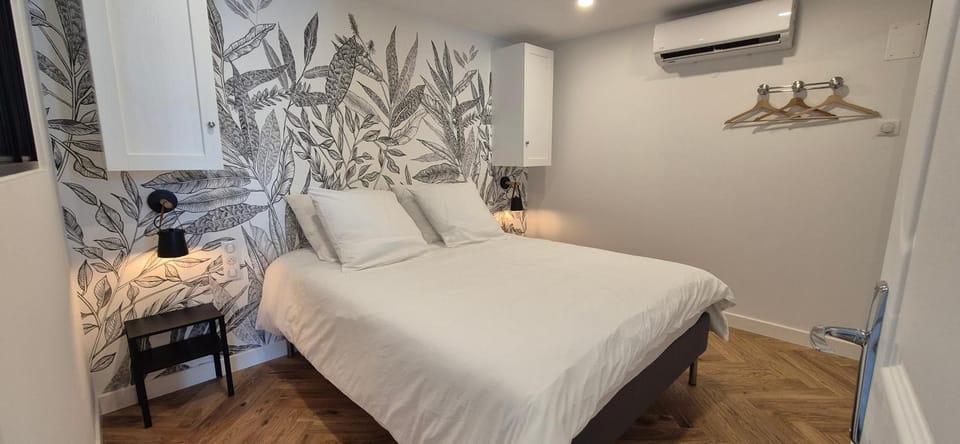 Bed, Photo of the whole room, Bedroom, air conditioner