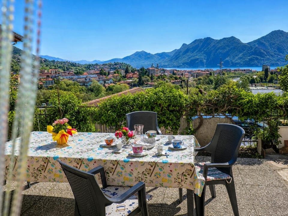 Balcony/Terrace, Lake view, Mountain view
