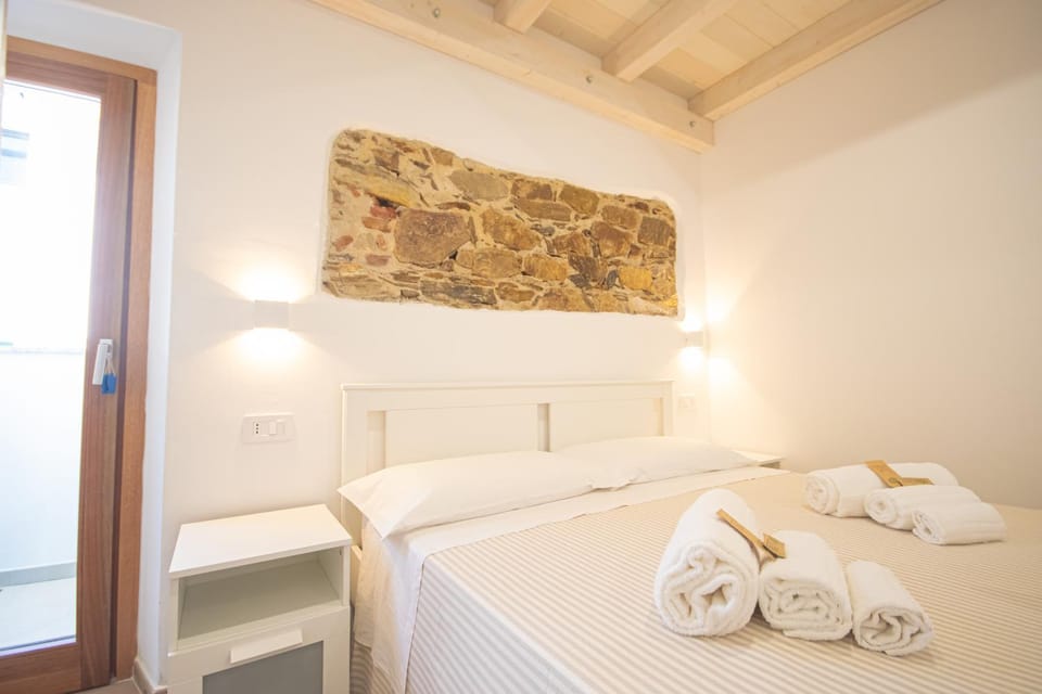 Bedroom, towels