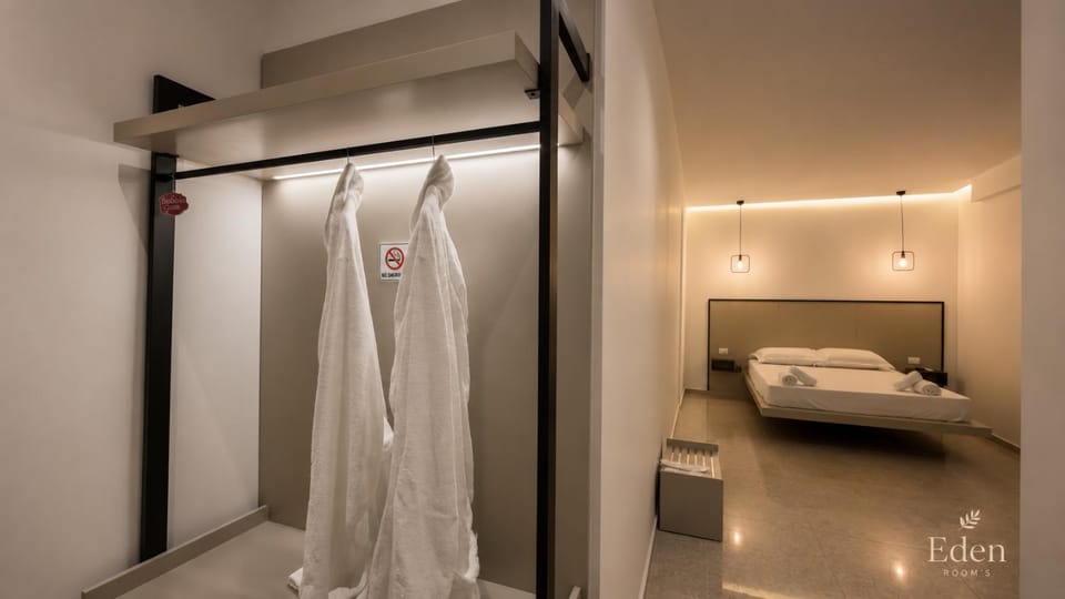 Bedroom, towels