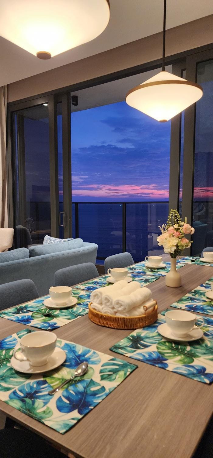 Natural landscape, Coffee/tea facilities, Living room, Food and drinks, Seating area, Dining area, Food, Sea view