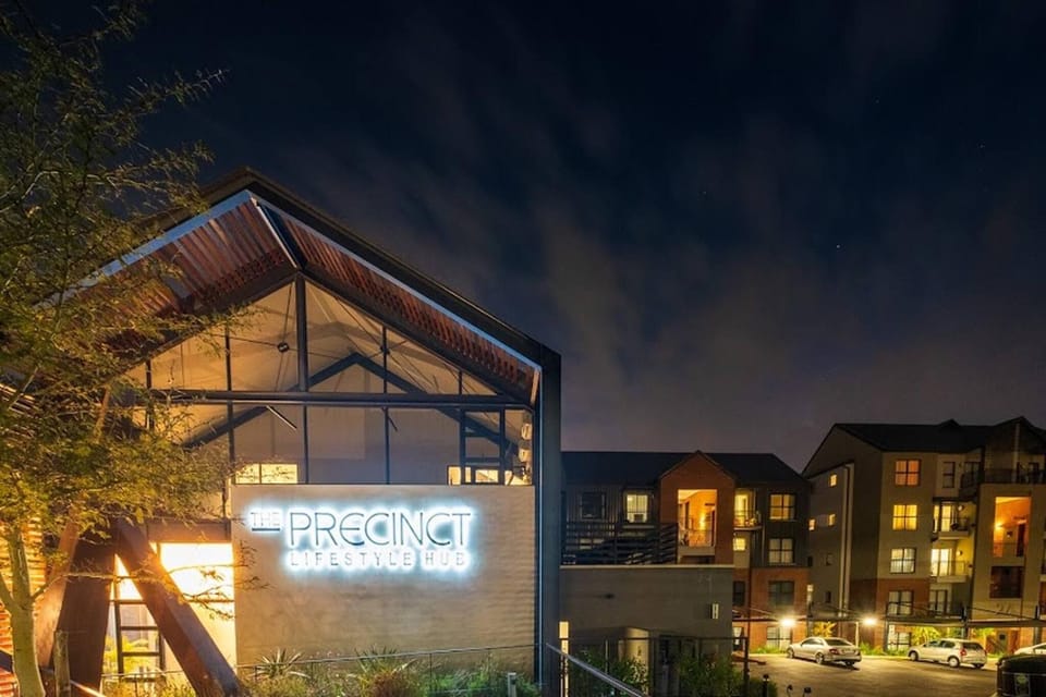 Amazing 1BR, 2Bath with River View in Waterfall Apartment in Sandton
