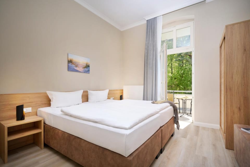 View (from property/room), Balcony/Terrace, Bedroom