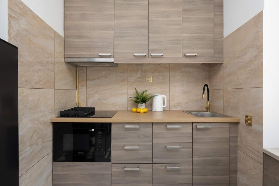 Coffee/tea facilities, Kitchen or kitchenette, stove