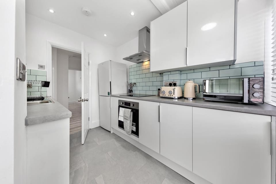 Coffee/tea facilities, Kitchen or kitchenette, oven, stove, toaster