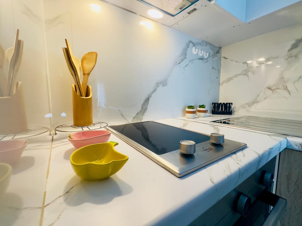 Kitchen or kitchenette, minibar