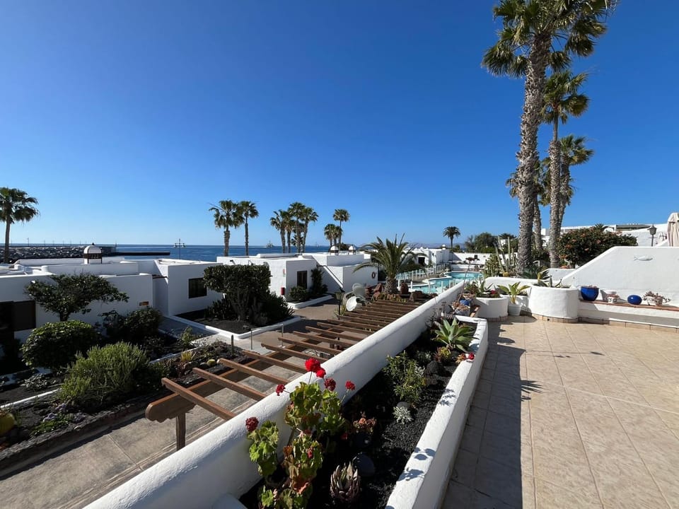 Property building, Balcony/Terrace, Swimming pool