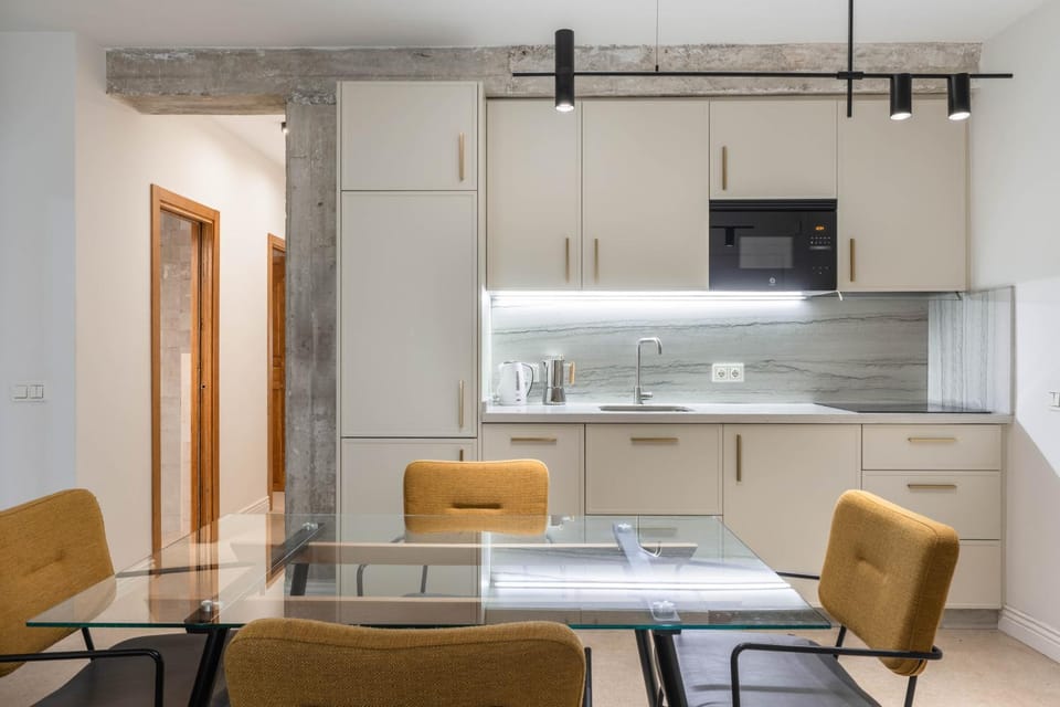 Kitchen or kitchenette, Dining area