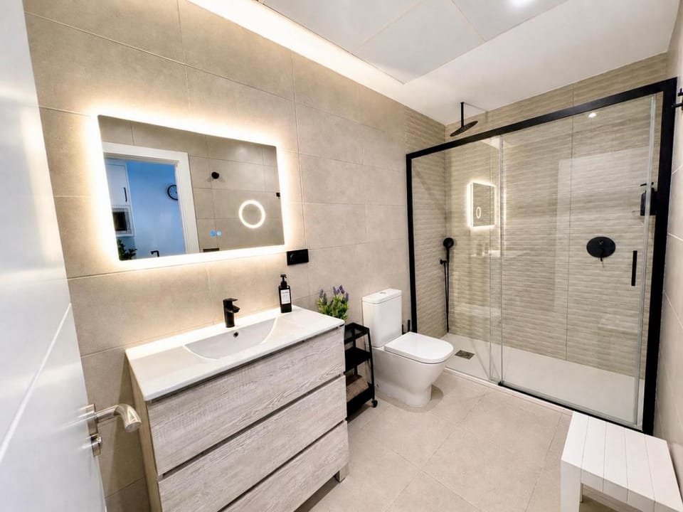 Shower, Toilet, Bathroom, towels