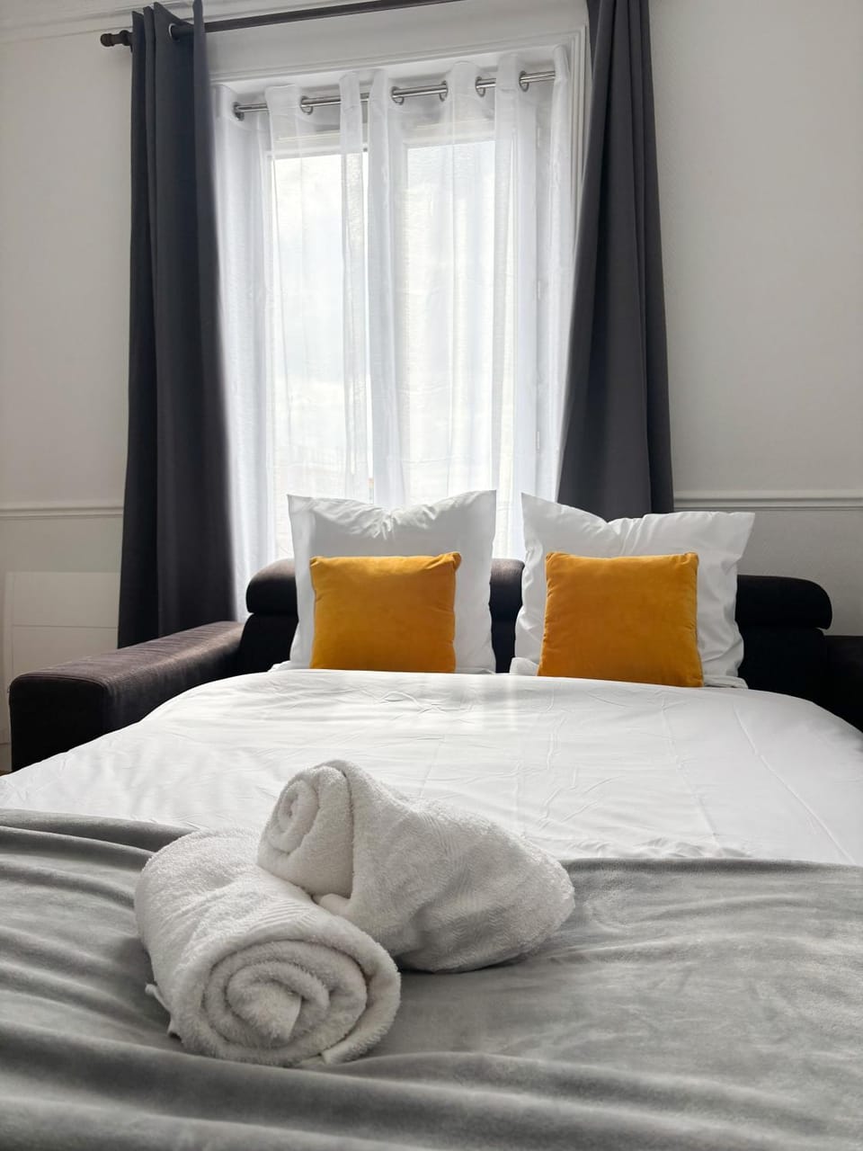 Bed, Living room