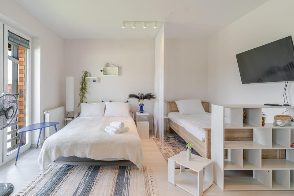 Communal lounge/ TV room, Bed, TV and multimedia, Living room, Photo of the whole room, Seating area, Evening entertainment, Bedroom, towels