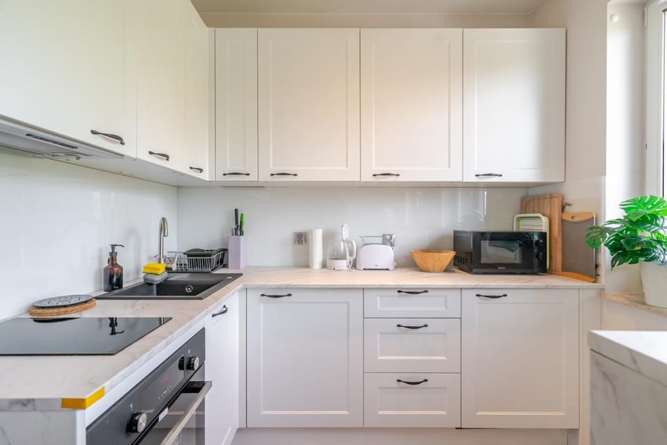 Coffee/tea facilities, Kitchen or kitchenette, stove, toaster