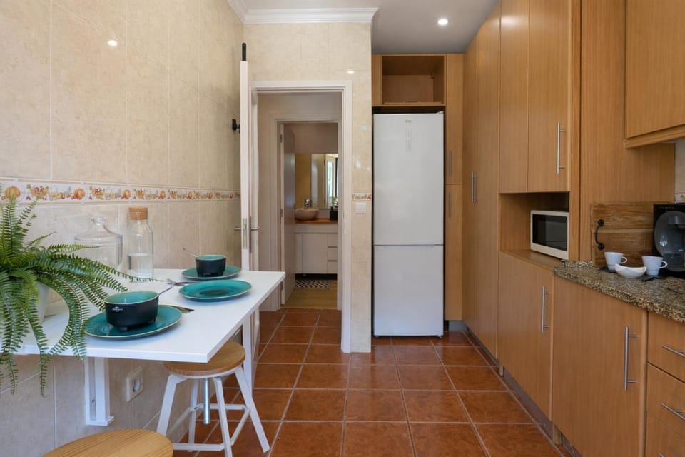 Coffee/tea facilities, Kitchen or kitchenette, Dining area, oven, stove, toaster